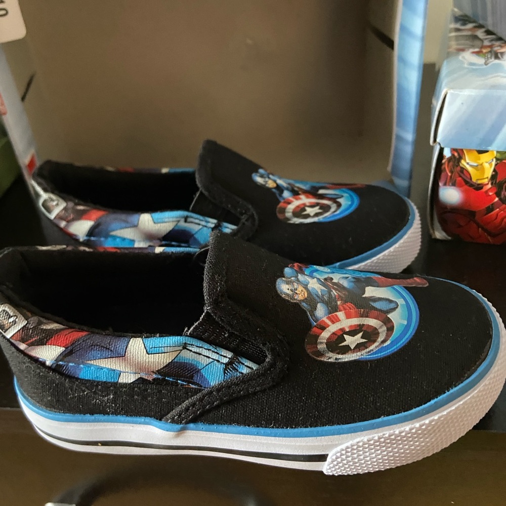 NWT Capitain America Marvel Kids Black Slip-On Shoes size 8